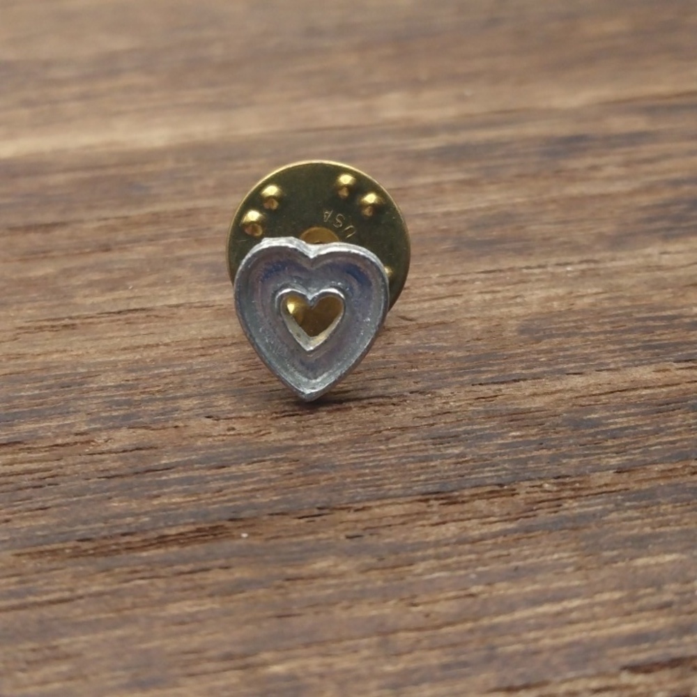 Folksy‎ heart pin vintage B214